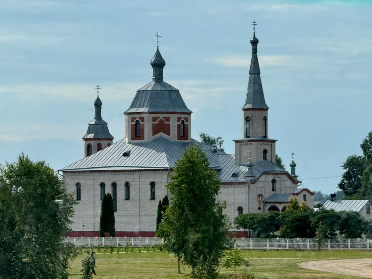 Вид с дороги, фасады. Церковь Михаила Архангела, Плещицы (Пинский район, Беларусь, Брестская область)