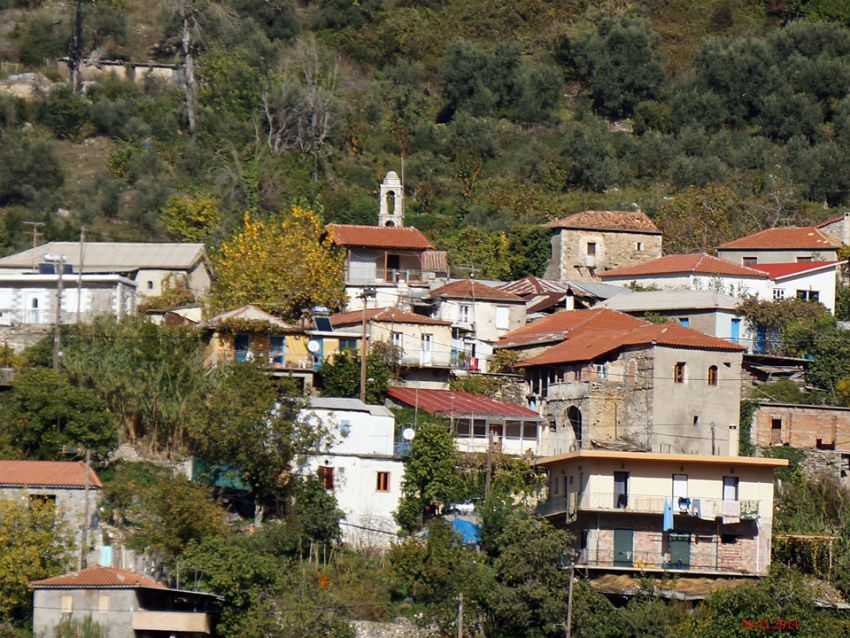 Церковь Михаила и Гавриила Архангелов, Ладас (Пелопоннес (Πελοπόννησος), Греция). общий вид в ландшафте