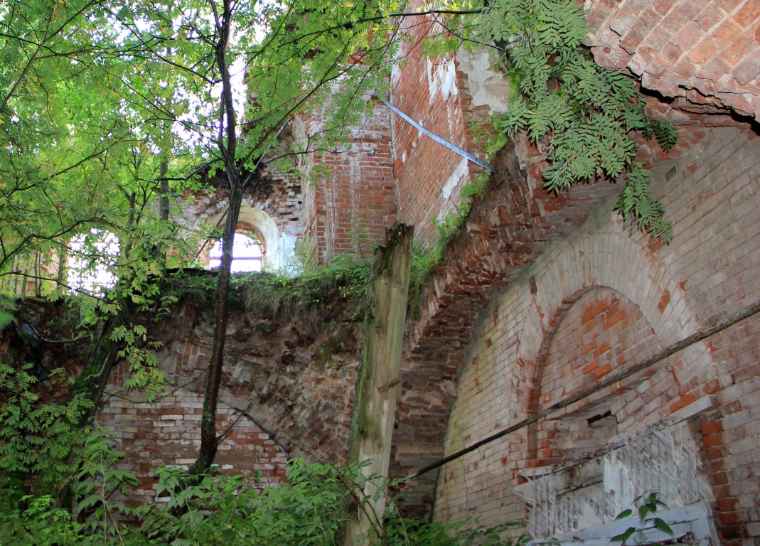 Церковь Николая Чудотворца, Черновское (Шабалинский район, Кировская область). интерьер и убранство, Обрушенные входы в трапезные верхнего и нижнего храмов.