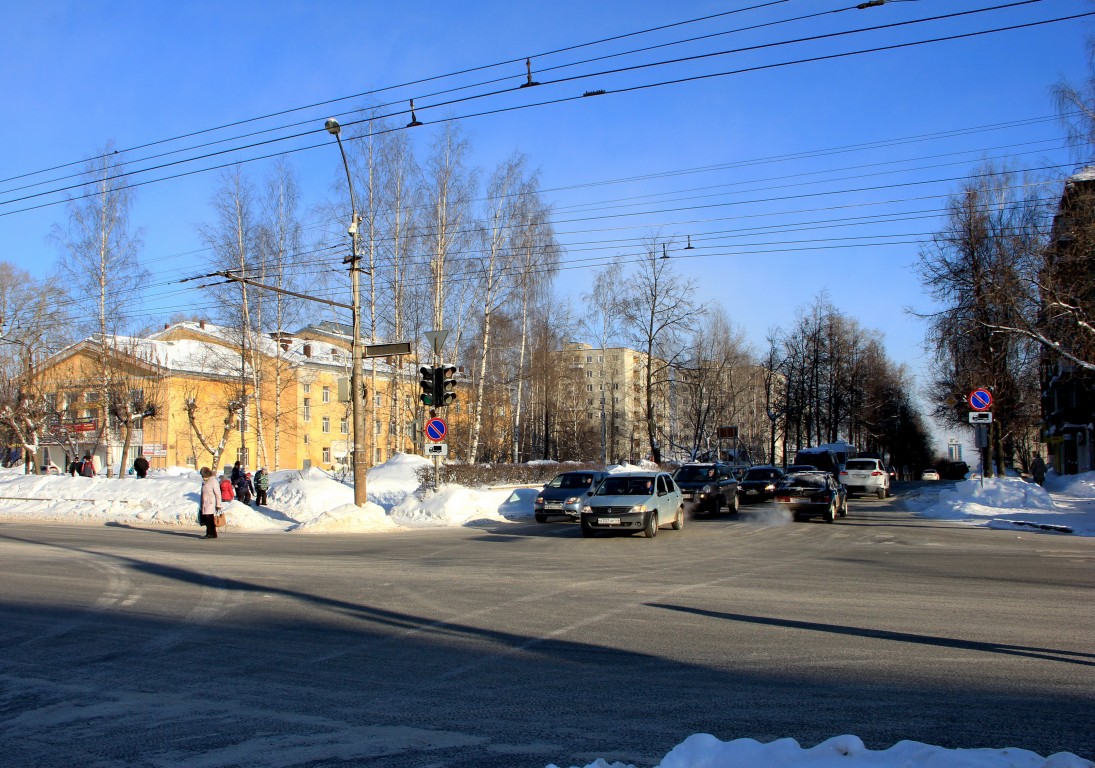 Церковь Иоанна Богослова, Вятка (Киров) (Вятка (Киров), город, Кировская область). документальные фотографии, Церковь располагалась за перекрестком.