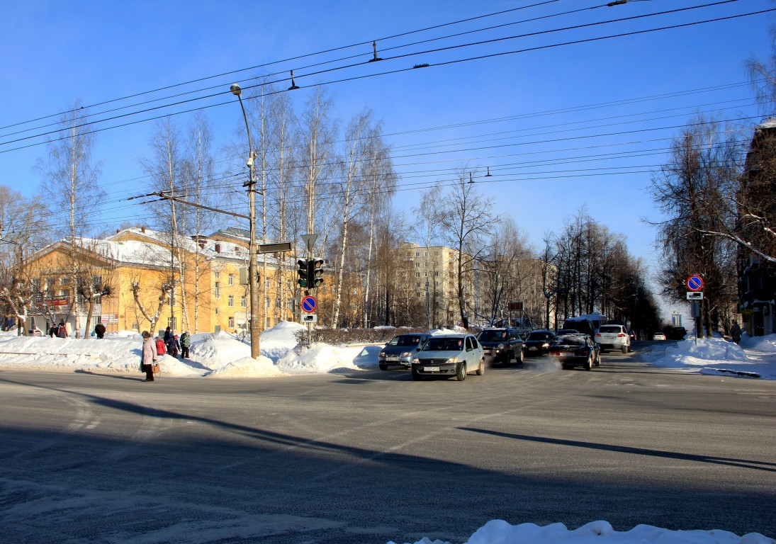 Вятка (Киров). Церковь Иоанна Богослова. документальные фотографии, Церковь располагалась за перекрестком.