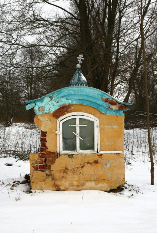 Часовня Казанской иконы Божией Матери (?), Алёнино Захонье (Порховский район, Псковская область). общий вид в ландшафте