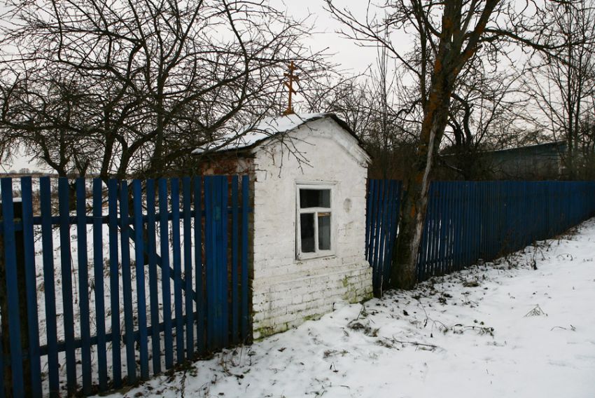 Часовня Пантелеимона Целителя (?), Большая Яровня (Порховский район, Псковская область). общий вид в ландшафте