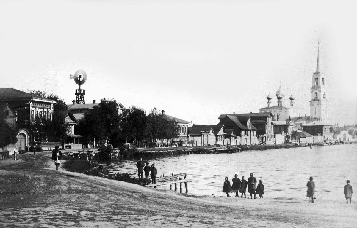 Богородск. Церковь Рождества Пресвятой Богородицы. архивная фотография, Фотография Рождественского храма возле Кабацкого пруда, выполнена в 1913 г.