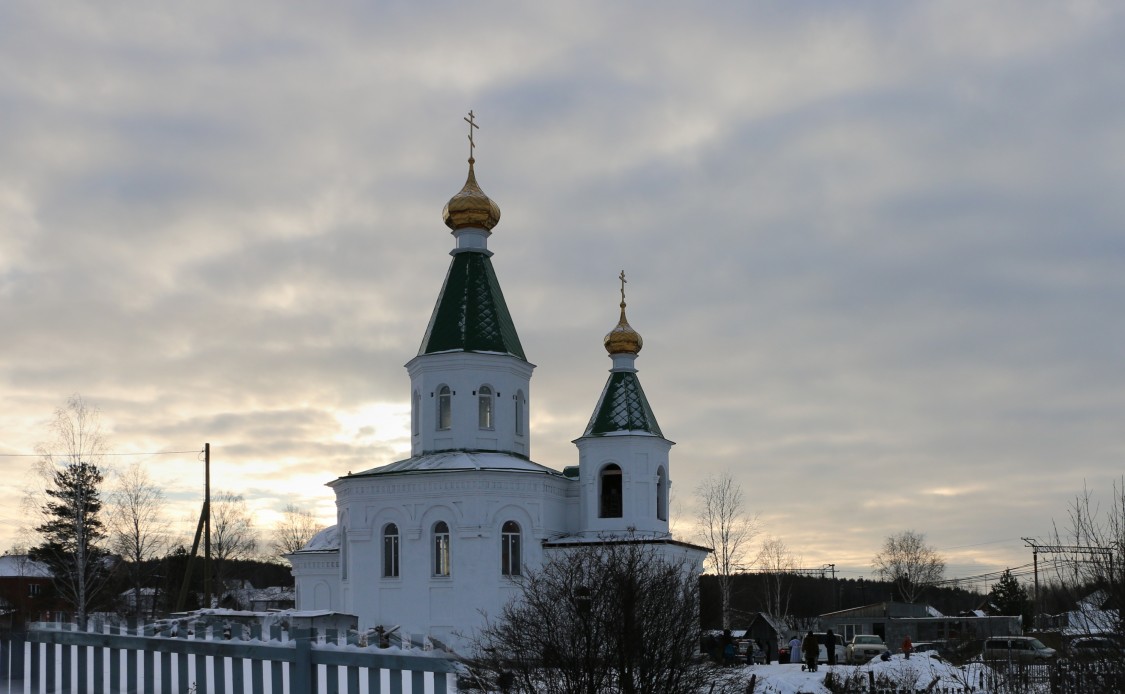 Церковь Владимира равноапостольного, Хрустальная (Первоуральск (ГО Первоуральск), Свердловская область). общий вид в ландшафте, 31.10.2015 день освящения храма