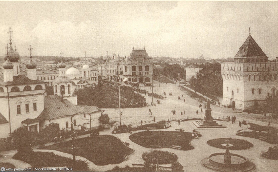 Церковь Алексия, митрополита Московского, Нижегородский район (Нижний Новгород, город, Нижегородская область). архивная фотография, Источник: https://pastvu.com/p/162634   Слева Благовещенский собор, правее Церковь Благовещенская, против гимназии и св. Алексия Митрополита.