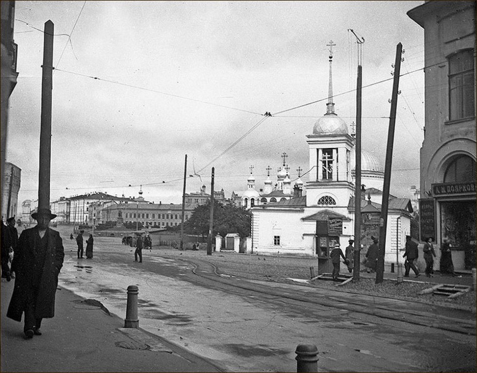 Нижегородский район. Церковь Алексия, митрополита Московского. архивная фотография, Фото Дмитрия Михайловича Селивановского 1890 год.Справа видно здание Алексеевской церкви (Церковь Алексия Митрополита).За Алексеевской церковью просматривается Благовещенский собор (не сохранился). 