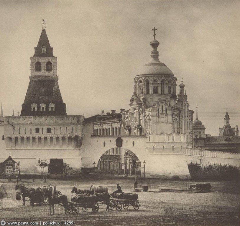 Часовня Пантелеимона Целителя у Никольских (Владимирских) ворот, Тверской (Центральный административный округ (ЦАО), г. Москва). архивная фотография, Проломные Владимирские ворота Китай-города и Пантелеймоновская часовня.Источник: Найденов. «Москва. Виды некоторых городских местностей, храмов, примечательных зданий и других сооружений»	
1884 году (направление съемки — юго-запад) Фото с http://oldmos.ru/old/photo/view/299