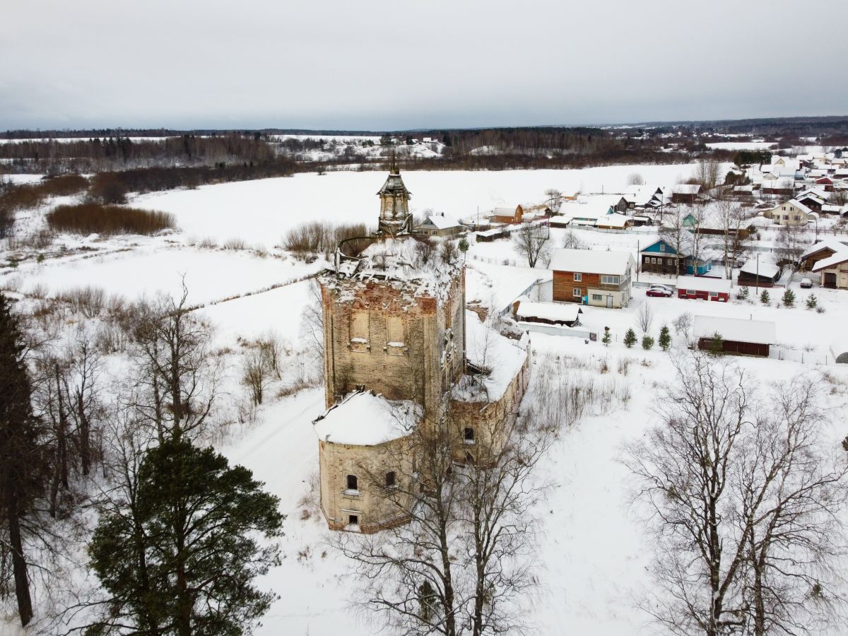 Церковь Владимирской иконы Божией Матери, Заручевская (Вельский район, Архангельская область). общий вид в ландшафте