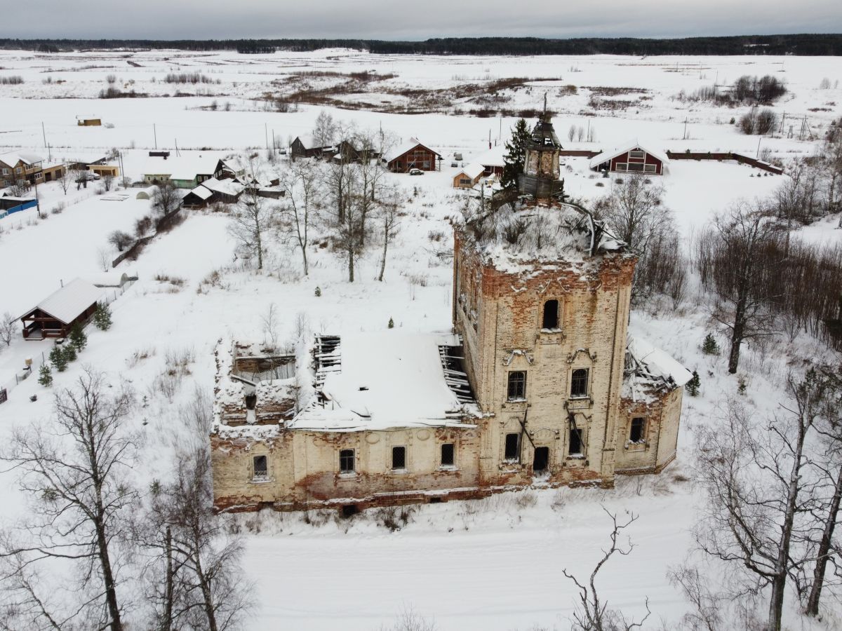Церковь Владимирской иконы Божией Матери, Заручевская (Вельский район, Архангельская область). общий вид в ландшафте