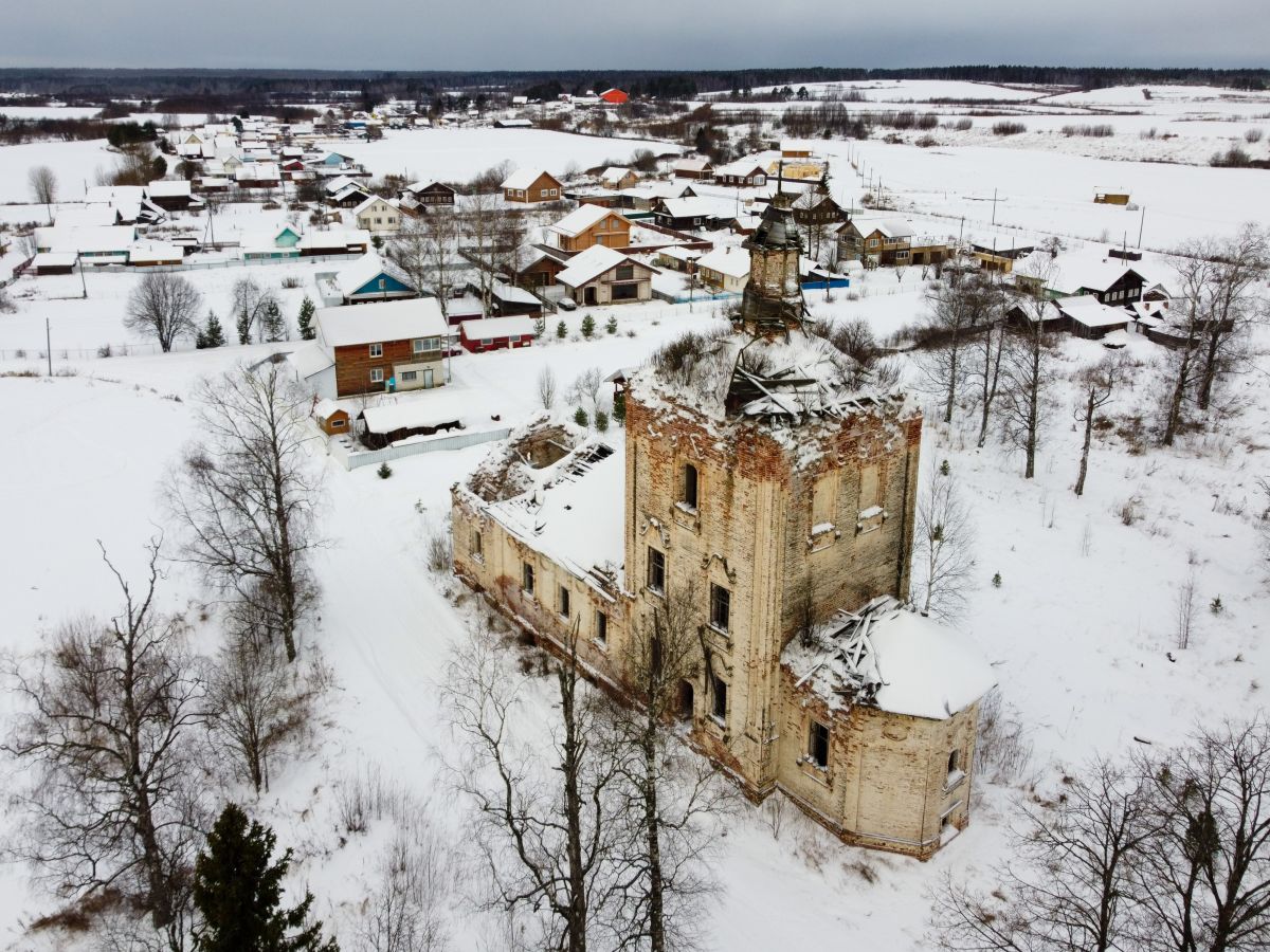 Церковь Владимирской иконы Божией Матери, Заручевская (Вельский район, Архангельская область). общий вид в ландшафте
