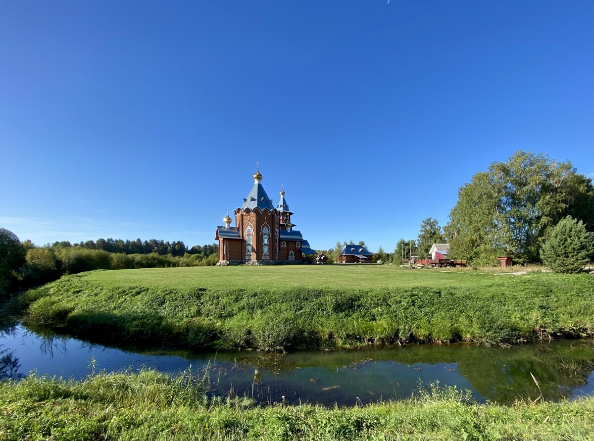 Церковь Иоанна Предтечи, Заручевская (Вельский район, Архангельская область). общий вид в ландшафте, Общий вид через Пежму