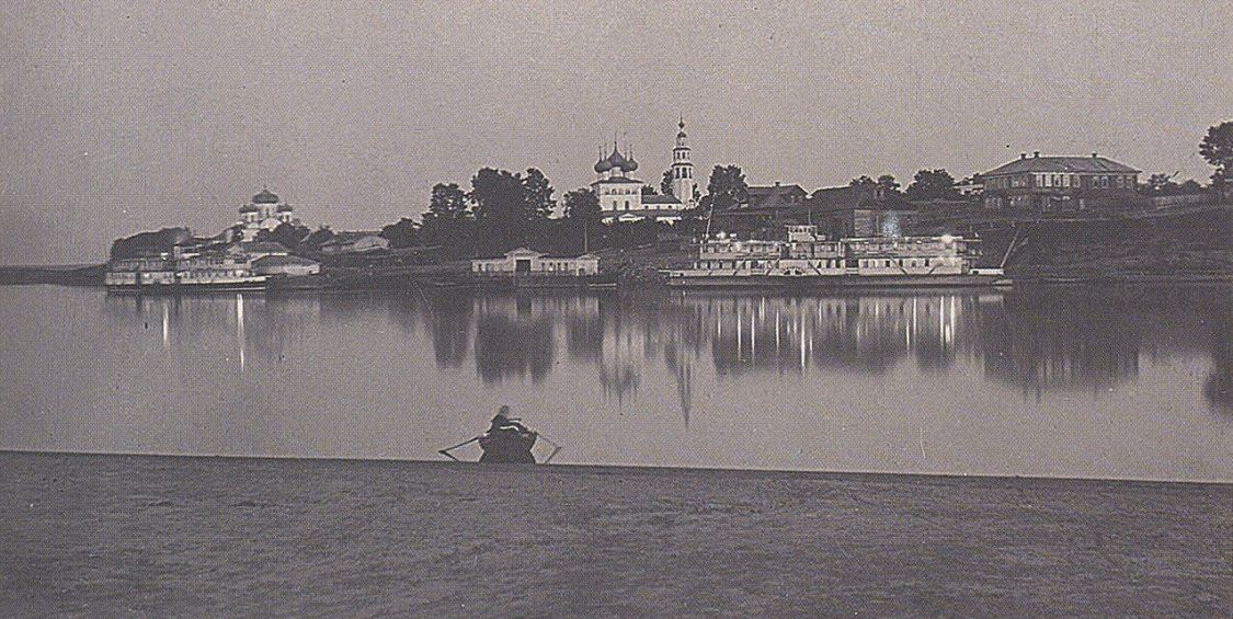 Собор Воскресения Христова, Молога (акватория Рыбинского водохранилища) (Рыбинский район, Ярославская область). архивная фотография, Город Молога в белую ночь. В центральной части снимка - Воскресенский собор, слева - собор Богоявления Господня. Фото 1900-х г.г.