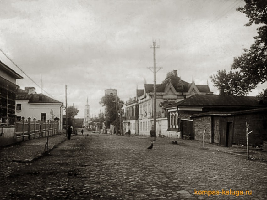Церковь Успения Пресвятой Богородицы, Боровск (Боровский район, Калужская область). архивная фотография, Вид с юга. В центре кадра - ныне снесенная Успенская церковь, на дальнем плане - Благовещенский собор. Источник - http://kompas-kaluga.ru/historyitem/12975/
