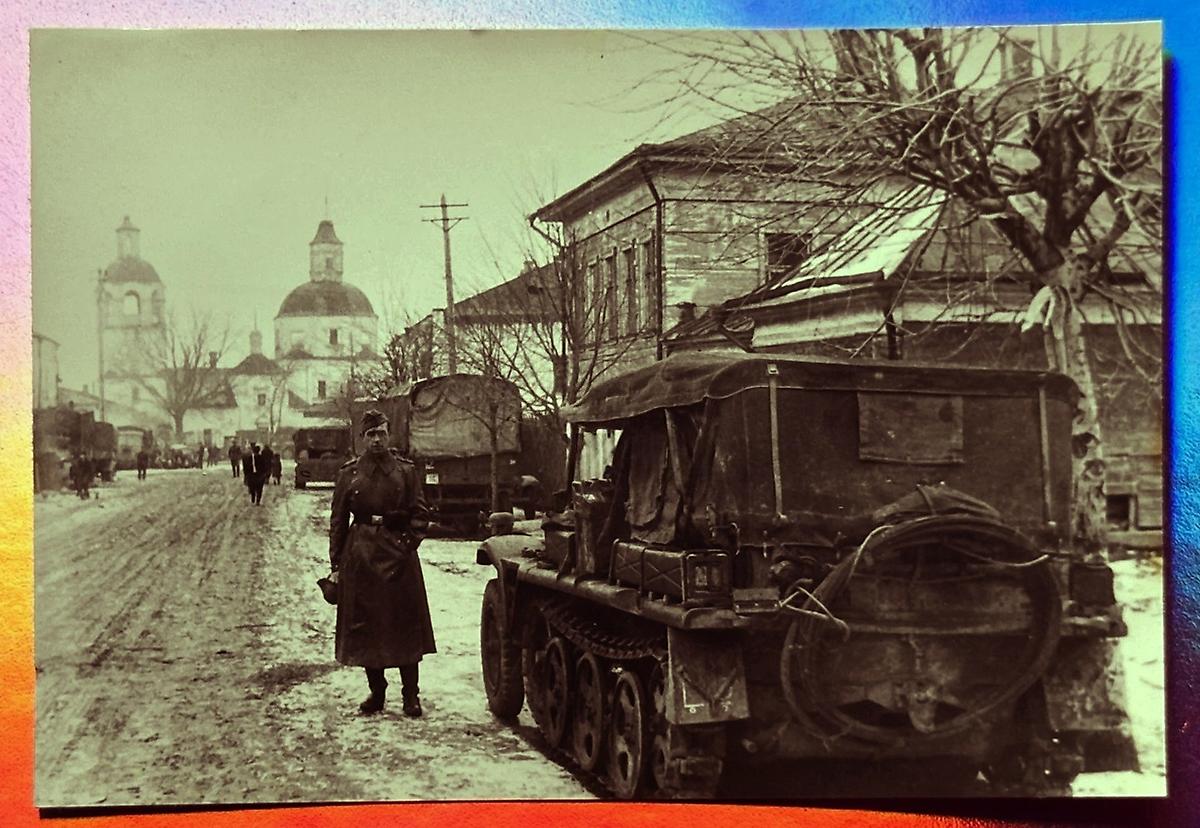 Храм в створе улицы. Фото 1942 г. с аукциона e-bay.de, архивная фотография. Церковь Преображения Господня на Торговой площади, Боровск (Боровский район, Калужская область)