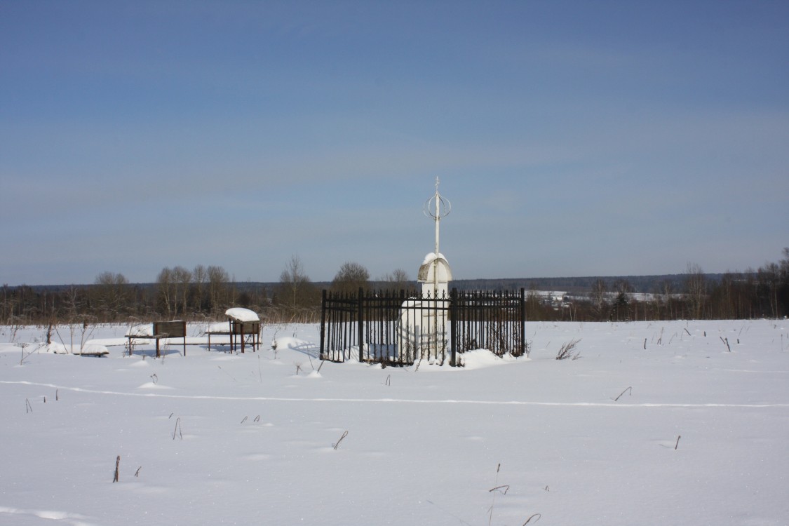 Часовня Николая Чудотворца, Нагорное (Голенищево) (Клинский городской округ, Московская область). фасады, Вид на церковное место с юга.
