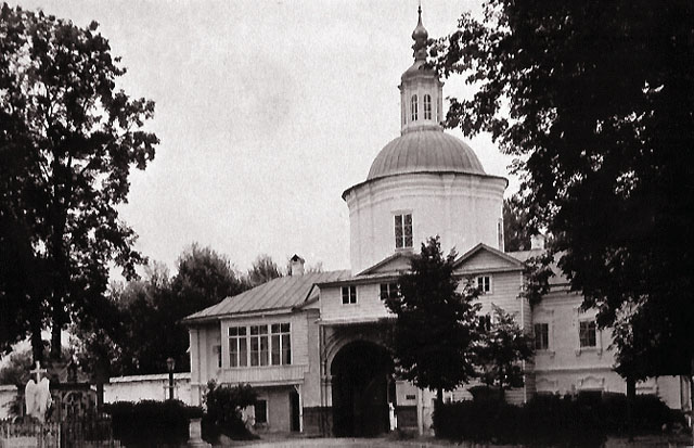 Лаврентьев монастырь. Надвратная церковь Успения Пресвятой Богородицы, Калуга (Калуга, город, Калужская область). архивная фотография, Вид со стороны некрополя на фото конца 19 века из архива епархии
