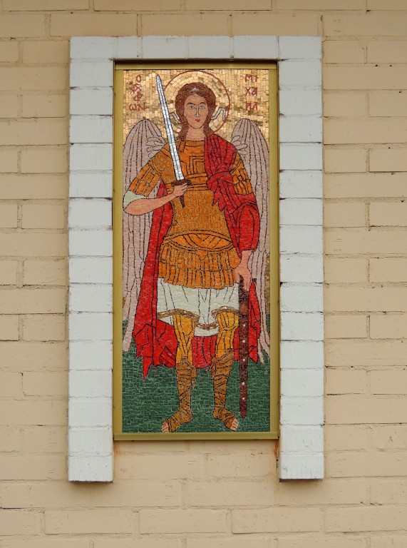 Битца. Церковь Марины. архитектурные детали, Мозаичный образ Архангела Михаила на Западном фасаде
