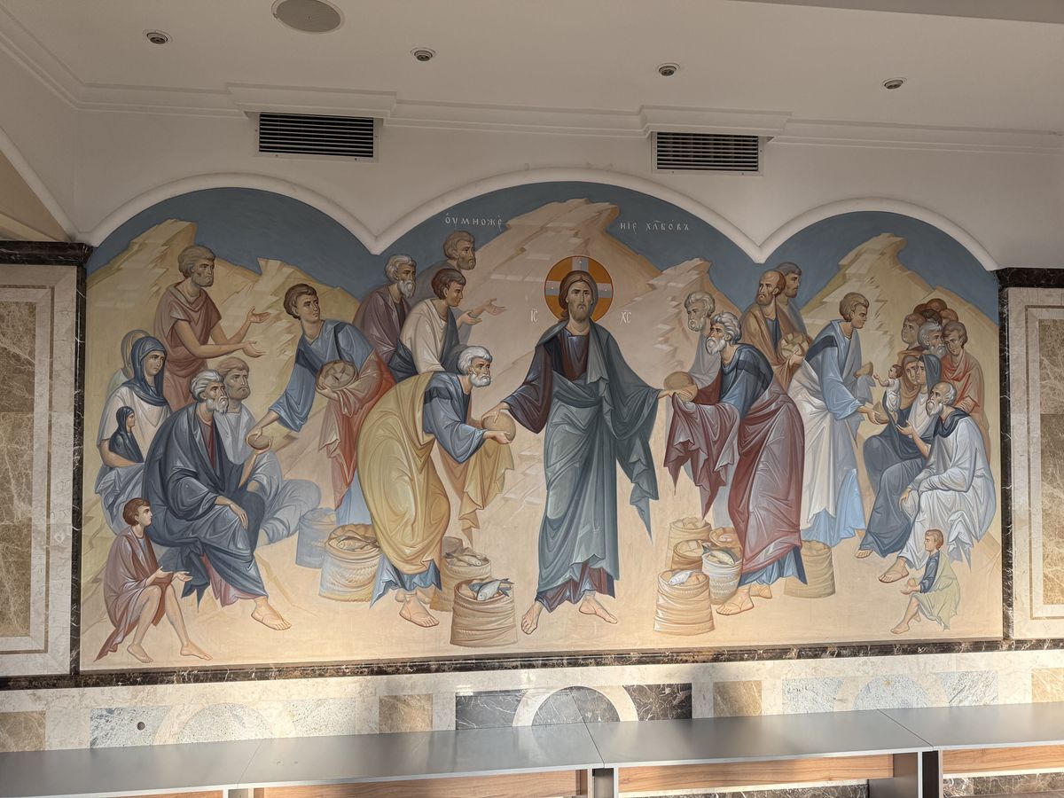 Фреска "Умножение хлебов" на северной стене основного объема, интерьер и убранство. Церковь Кирилла Туровского при Соборном доме, Минск (Минск, город, Беларусь, Минская область)