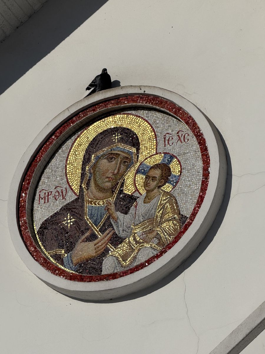 Мозаика "Богородица" на южном фасаде храма , архитектурные детали. Церковь Кирилла Туровского при Соборном доме, Минск (Минск, город, Беларусь, Минская область)