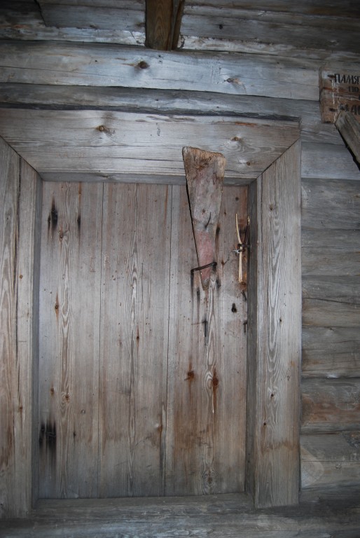 Часовня Илии Пророка, Свиное (Плесецкий район, Архангельская область). архитектурные детали, Входная дверь в часовню