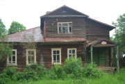 Церковь Преображения Господня, Бывший дом священника (вид с востока). Находится примерно в 100 метрах от церкви<br>, Модно, Устюженский район, Вологодская область