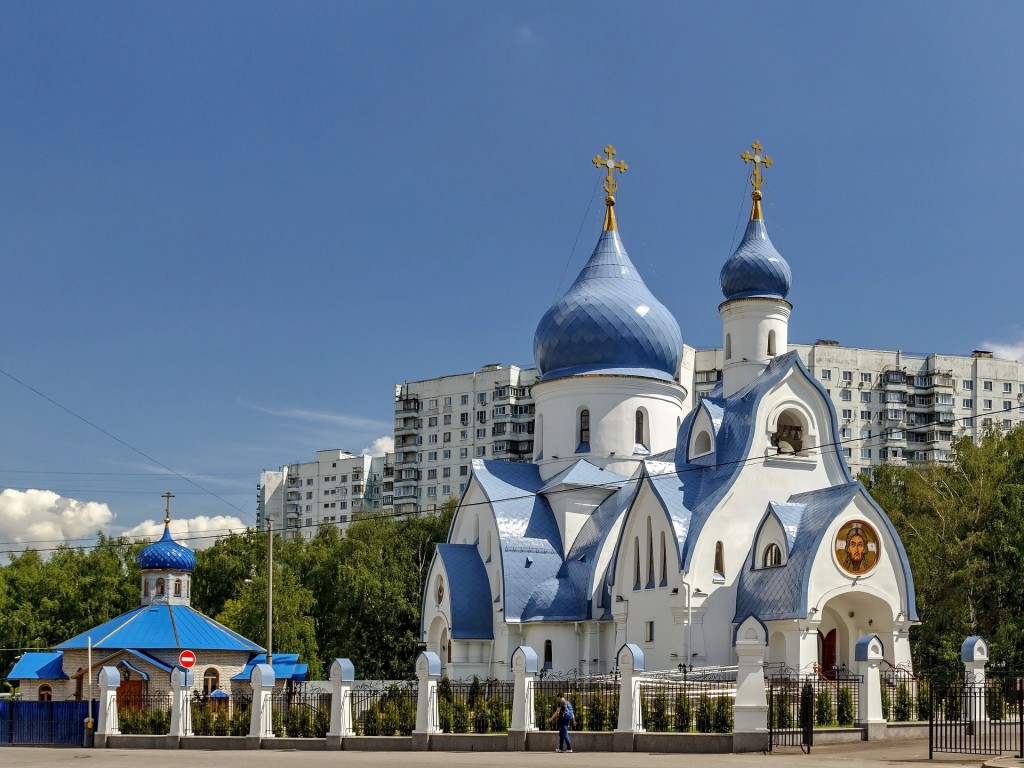 Церковь Покрова Пресвятой Богородицы в Орехове-Борисове (новая), Орехово-Борисово Южное (Южный административный округ (ЮАО), г. Москва). общий вид в ландшафте