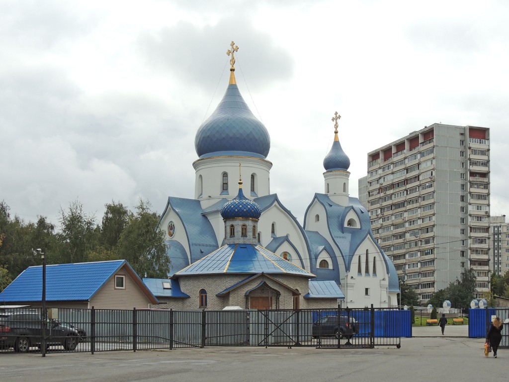 Орехово-Борисово Южное. Церковь Покрова Пресвятой Богородицы в Орехове-Борисове (новая). фасады, Общий вид с севера.