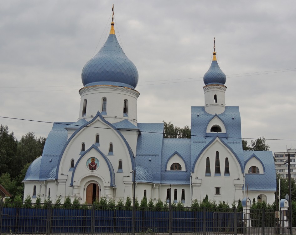 Орехово-Борисово Южное. Церковь Покрова Пресвятой Богородицы в Орехове-Борисове (новая). фасады