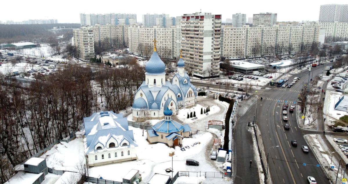 Орехово-Борисово Южное. Церковь Покрова Пресвятой Богородицы в Орехове-Борисове (новая). общий вид в ландшафте