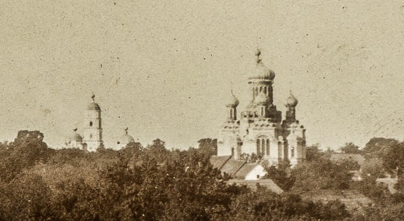 Белокриницкий Успенский женский монастырь. Собор Успения Пресвятой Богородицы, Белая Криница (Черновицкий район, Украина, Черновицкая область). архивная фотография, Слева Покровский собор, справа Успенский собор. Фото 1916 г. с аукциона e-bay.de