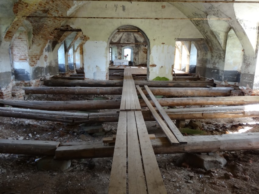 Церковь Троицы Живоначальной, Шадрино (Сокольский район, Вологодская область). интерьер и убранство, Общий вид нижнего храма.