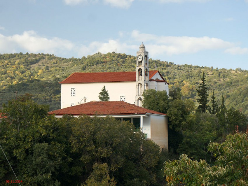 Неизвестная церковь, Трипи (Пелопоннес (Πελοπόννησος), Греция). общий вид в ландшафте