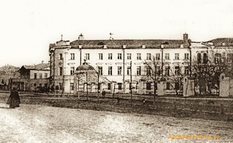 Часовня Благовещения Пресвятой Богородицы (на углу ограды), Калуга (Калуга, город, Калужская область). архивная фотография, Вид с запада: на переднем плане - Благовещенская часовня, на дальнем - Николаевская гимназия с одноименным домовым храмом (источник - http://kompas-kaluga.ru/historyitem/2350/)