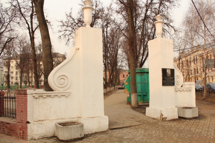 Часовня Благовещения Пресвятой Богородицы (на углу ограды), Калуга (Калуга, город, Калужская область). художественные фотографии, Входные ворота сквера Карпова, ранее на их месте находилась Благовещенская часовня