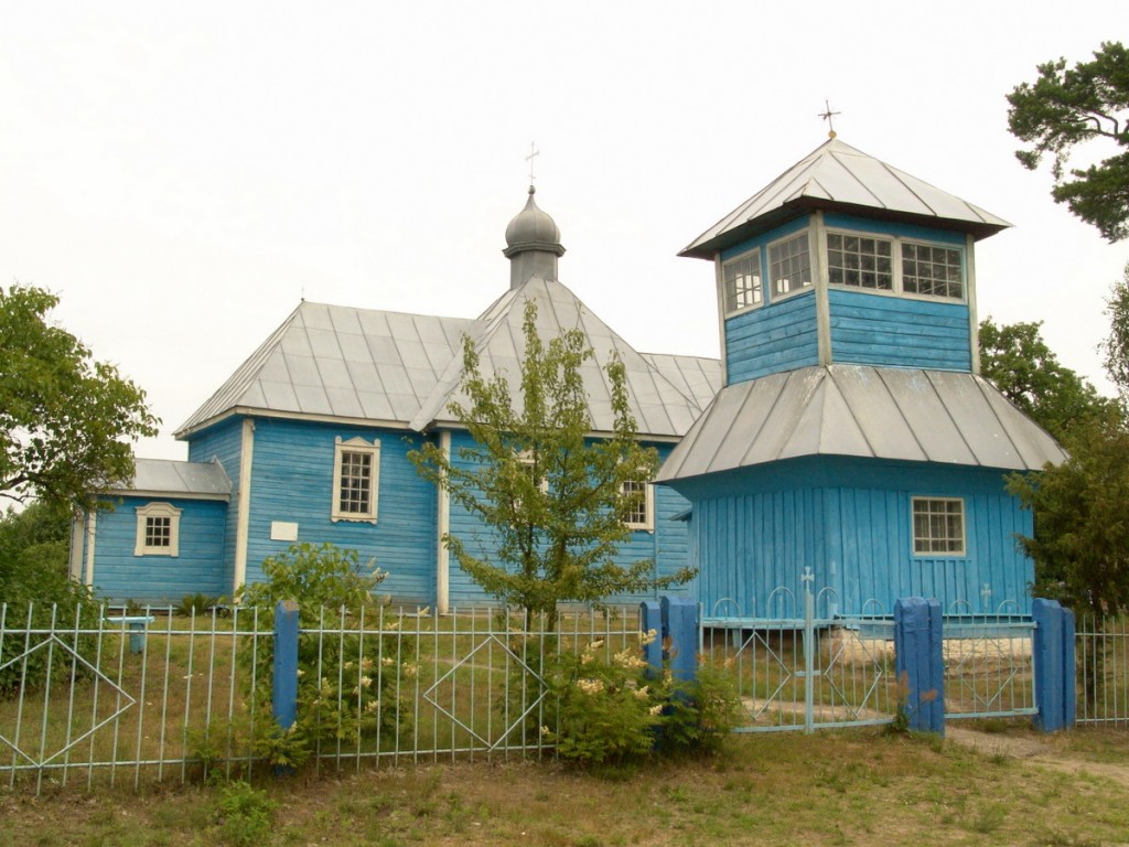 Месятичи. Церковь Параскевы Пятницы. общий вид в ландшафте