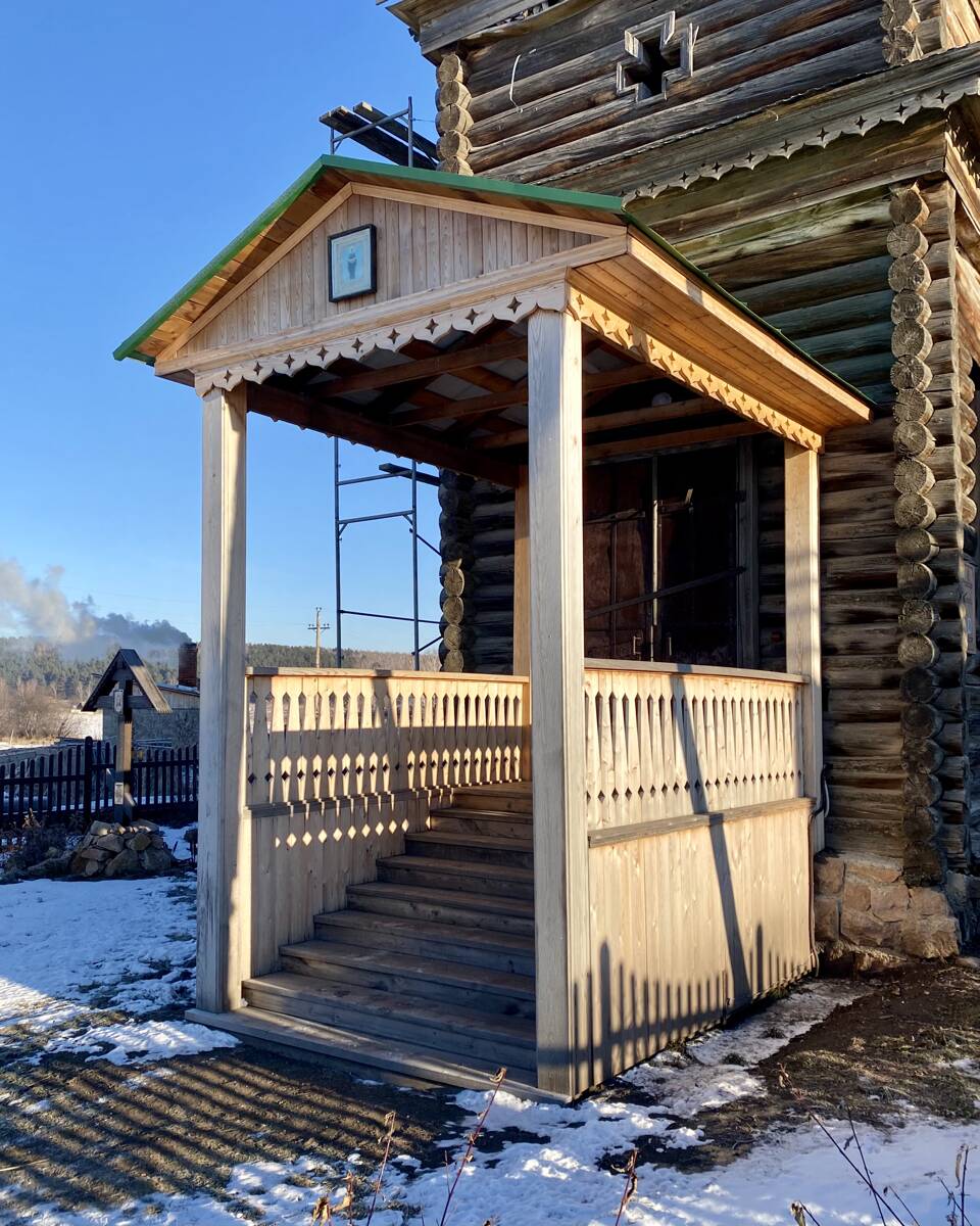 Церковь Покрова Пресвятой Богородицы, Новоалександровка (Уярский район, Красноярский край). дополнительная информация, Паперть-крыльцо, возведено в 2023г.