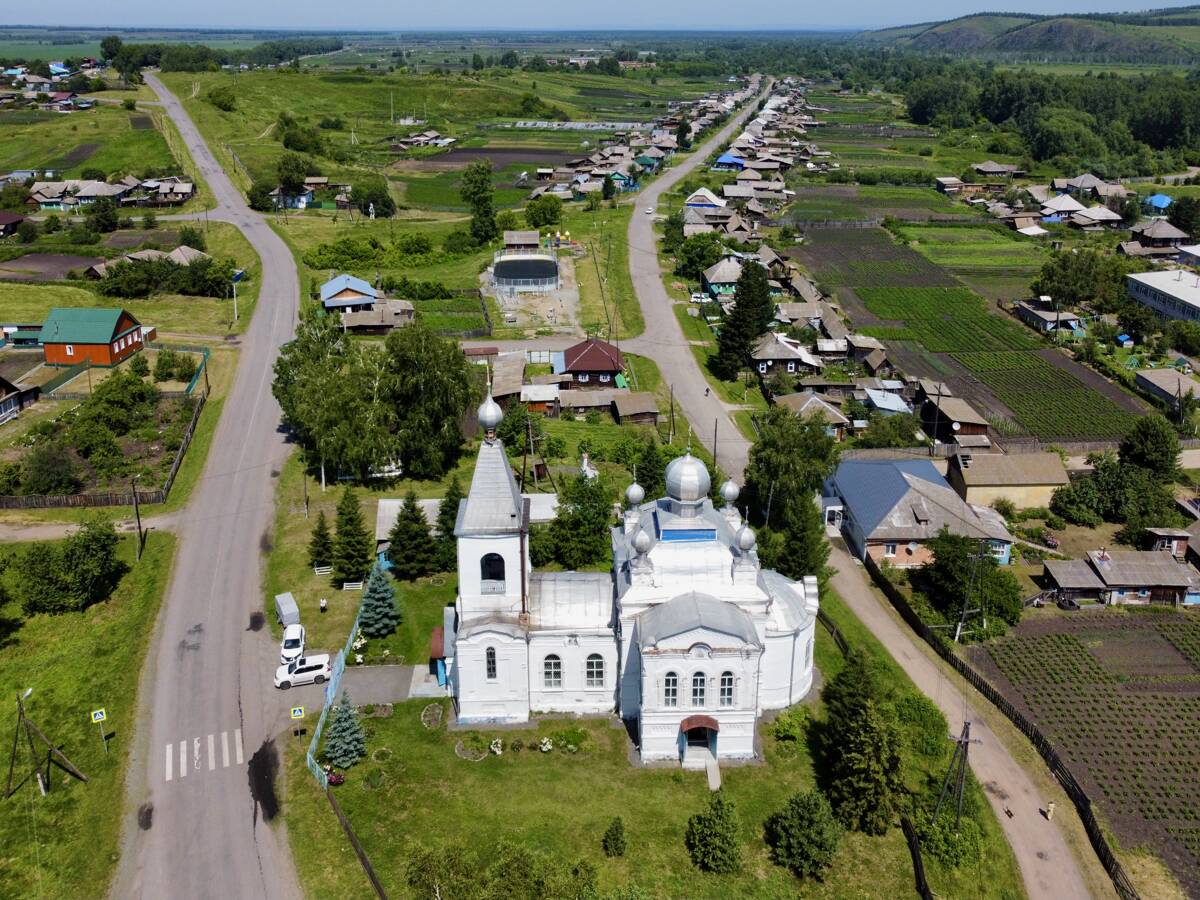 Церковь Казанской иконы Божией Матери, Субботино (Шушенский район, Красноярский край). общий вид в ландшафте, Вид с юга на фоне села