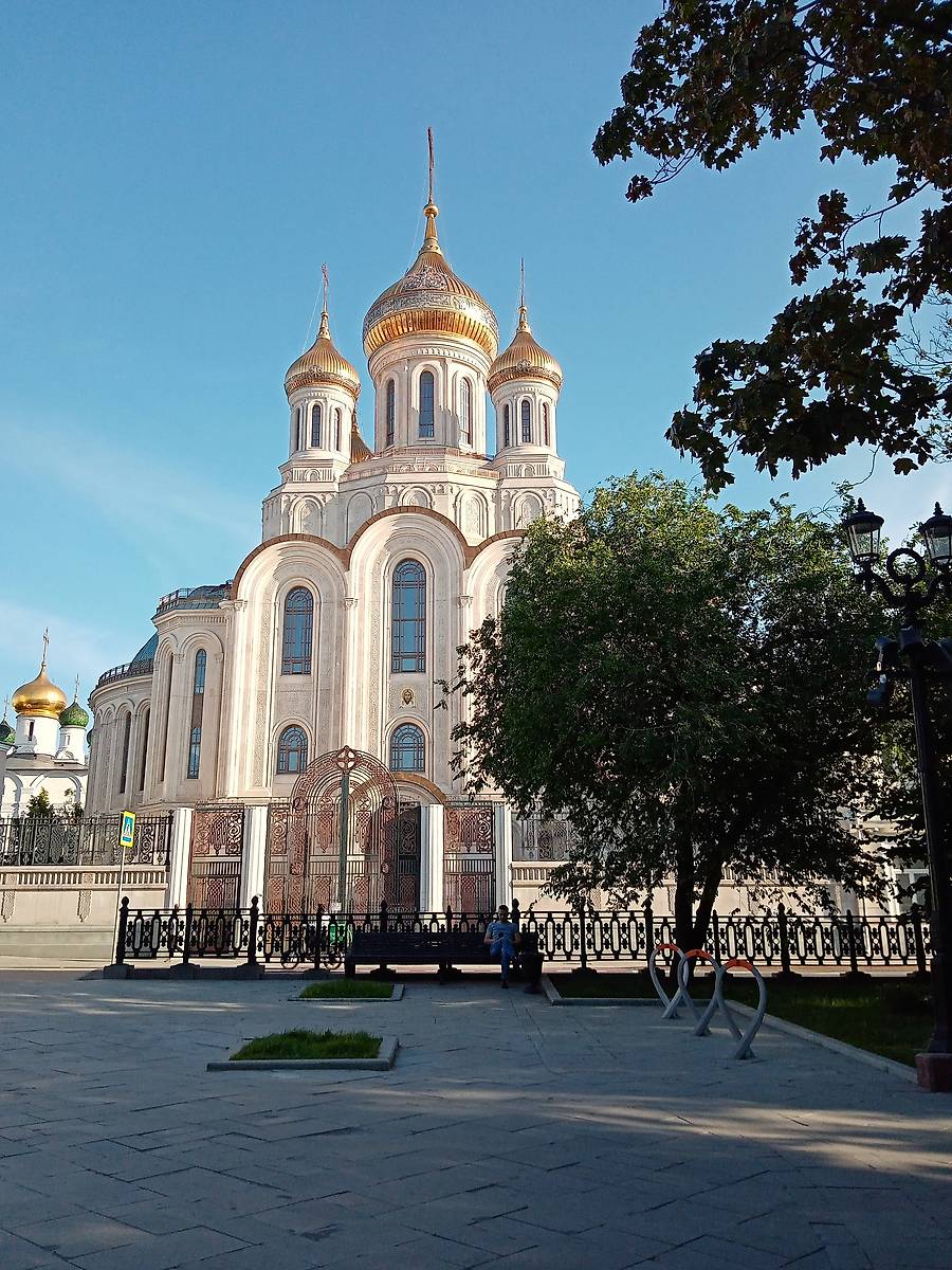 Вид на собор с Рождественского бульвара, фасады. Сретенский монастырь. Собор Новомучеников и исповедников Церкви Русской на Крови, Мещанский (Центральный административный округ (ЦАО), г. Москва)