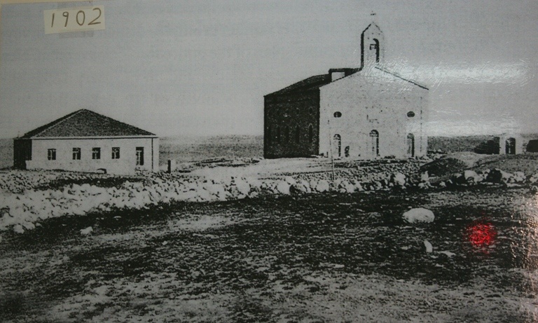 Так выглядела Георгиевская церковь в 1902 году. Фотография находится в информационном центре при Георгиевском храме г. Мадабы., архивная фотография. Церковь Георгия Победоносца, Мадаба (Иордания, Прочие страны)