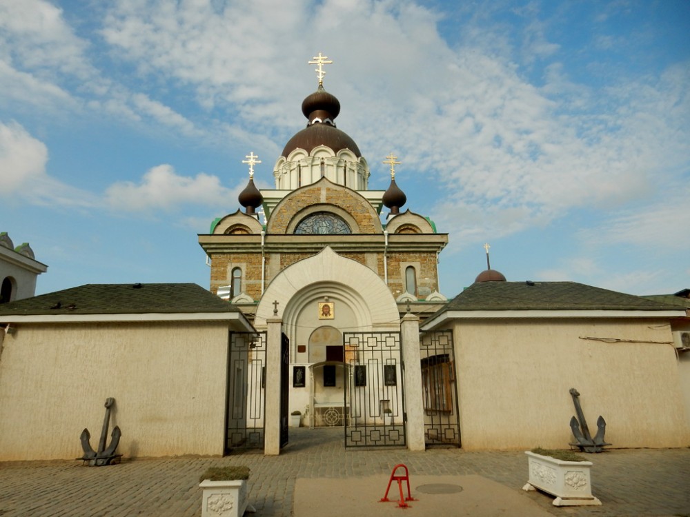 Севастополь. Церковь Николая Чудотворца в Камышовой бухте. общий вид в ландшафте