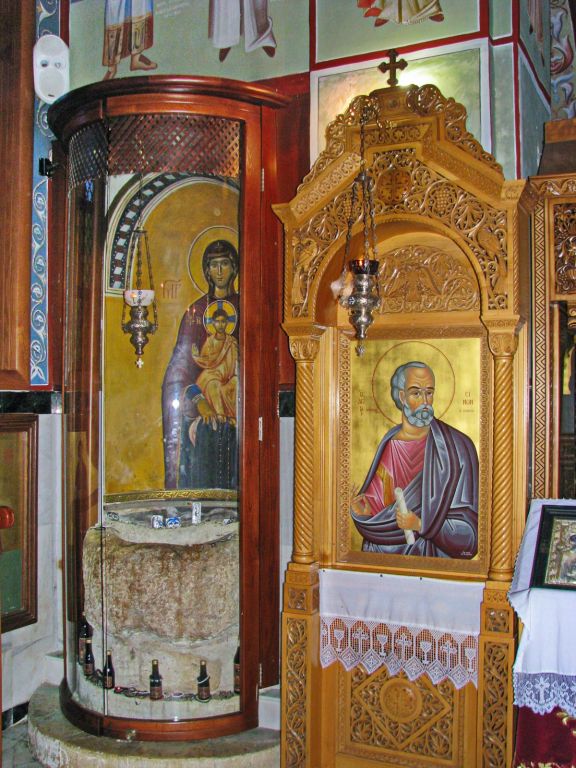 Монастырь Георгия Победоносца и Первого Чуда, Кафр Кана (Кана Галилейская) (Израиль, Прочие страны). интерьер и убранство, Слева и справа от алтаря стоят два древних водоноса. В одном из них освящают воду, в другом крестят детей.