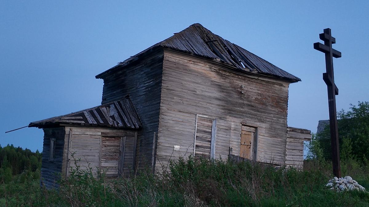 общий вид в ландшафте. Церковь Илии Пророка, Нижняя Паленьга (Холмогорский район, Архангельская область)
