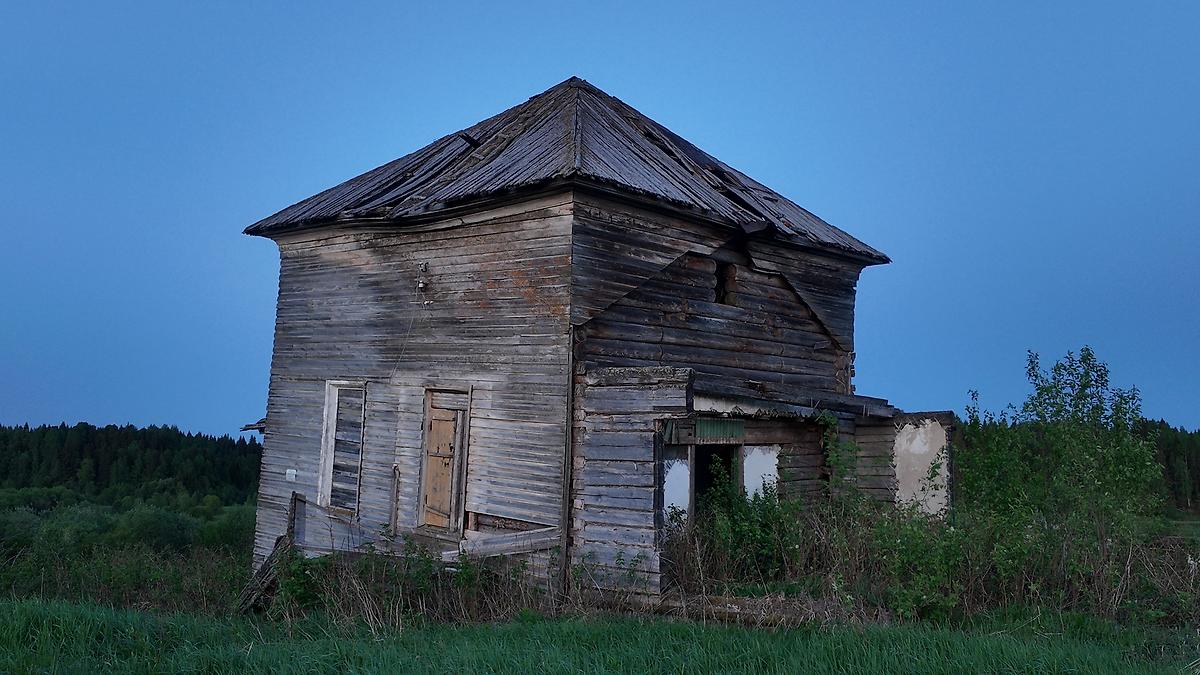 общий вид в ландшафте. Церковь Илии Пророка, Нижняя Паленьга (Холмогорский район, Архангельская область)