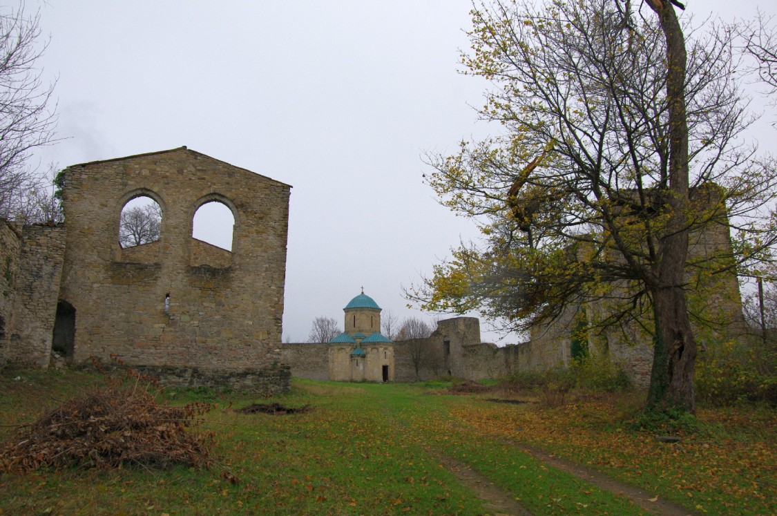 Кветера. Церковь Георгия Победоносца. общий вид в ландшафте, Общий вид с развалинами