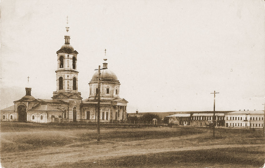 Часовня Александра Невского, Бугуруслан (Бугурусланский район, Оренбургская область). архивная фотография, Спасо-Вознесенский кафедральный собор.справа Часовня Александра Невского