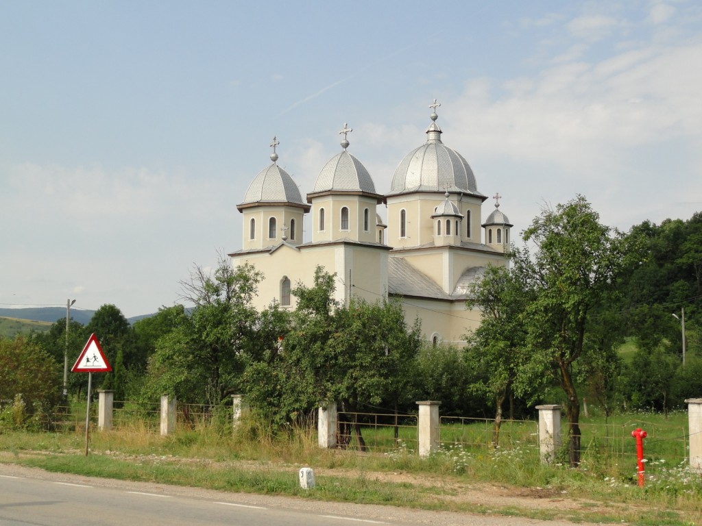 Церковь Троицы Живоначальной, Гегие (Бихор, Румыния). фасады
