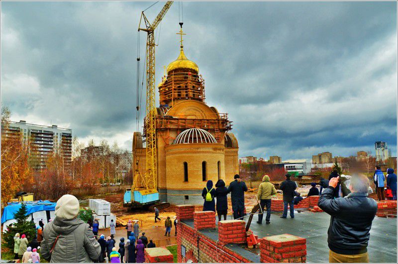 Церковь Казанской иконы Божией Матери, Набережные Челны (Набережные Челны, город, Республика Татарстан). документальные фотографии, Установка главного купола на храм