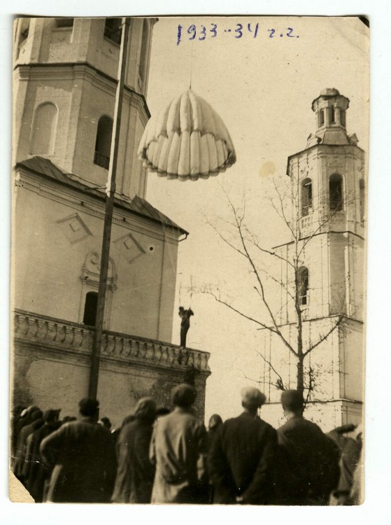Собор Троицы Живоначальной, Советск (Советский район, Кировская область). архивная фотография, парашютная вышка с колокольни Троицкого собора с сайта https://rodnaya-vyatka.ru/places/7319
