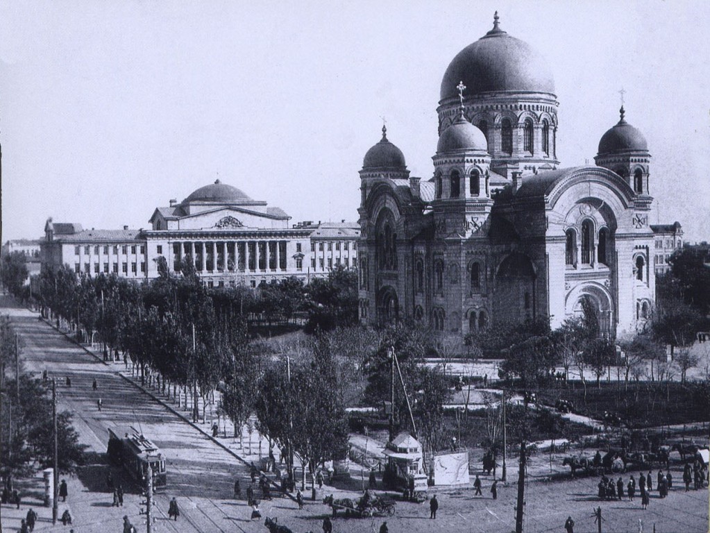 Ростов-на-Дону. Собор Александра Невского. архивная фотография, 1920-е гг. За храмом здание Государственного банка, построенного в 1914г. Фото с сайта http://rostoveparhia.ru/arkhipastyr/novosti-sobytija/3718/